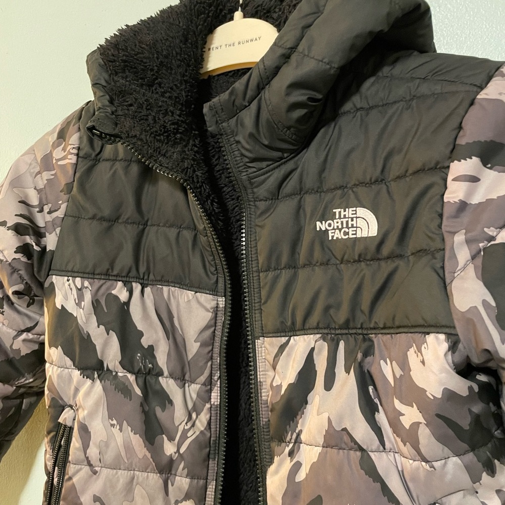 The NORTH FACE boys camo reversible hooded sherpa coat size medium 10/12